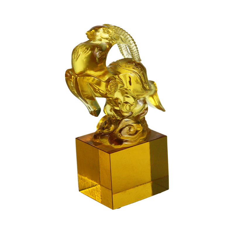 Zlatá priehľadná sklenená krištáľová pečať v tvare ovečky