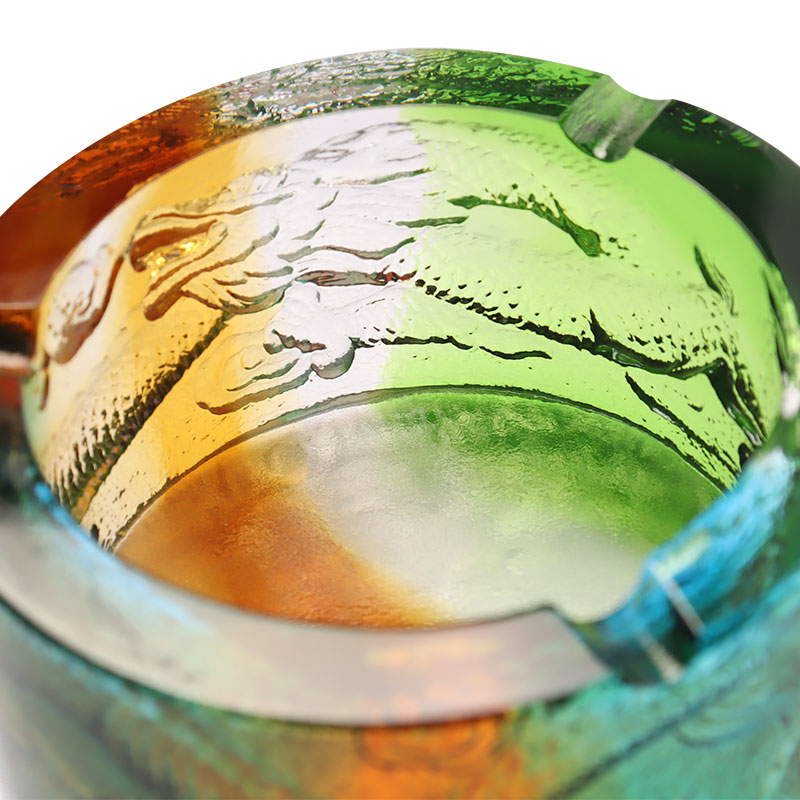 Sklenený popolník so vzorom draka z mora