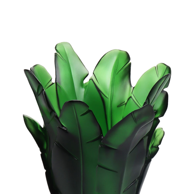 Bytová dekorácia Sklenená váza so zelenými banánovými listami