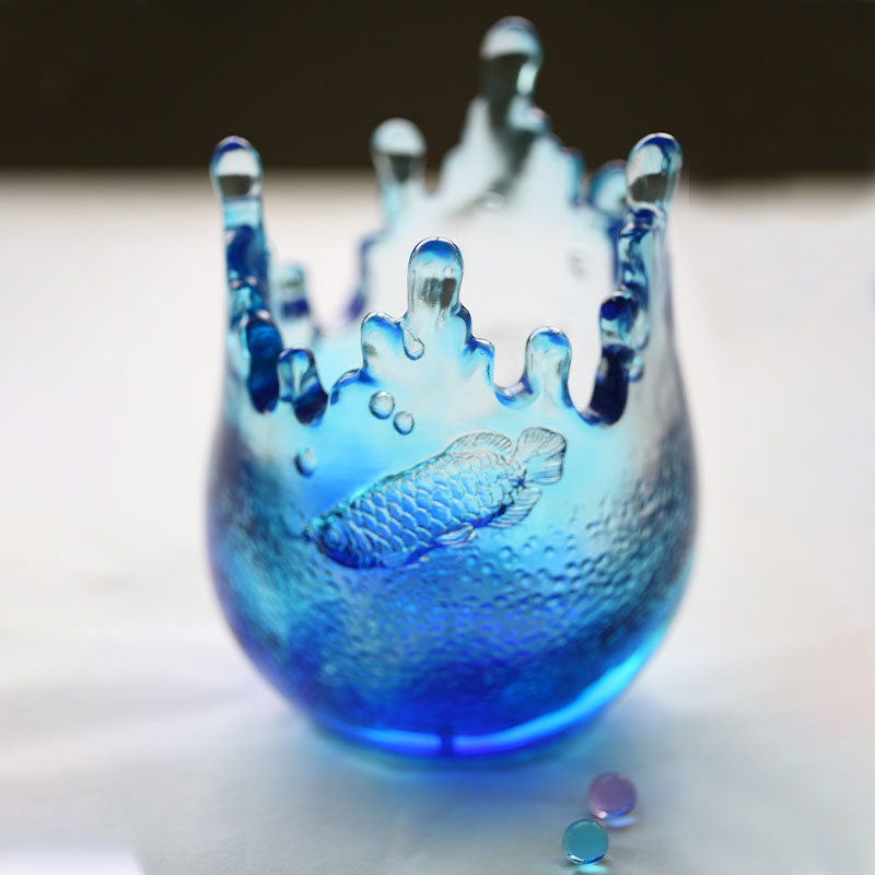 Modré sklenené ozdoby s vyrytým vzorom rýb