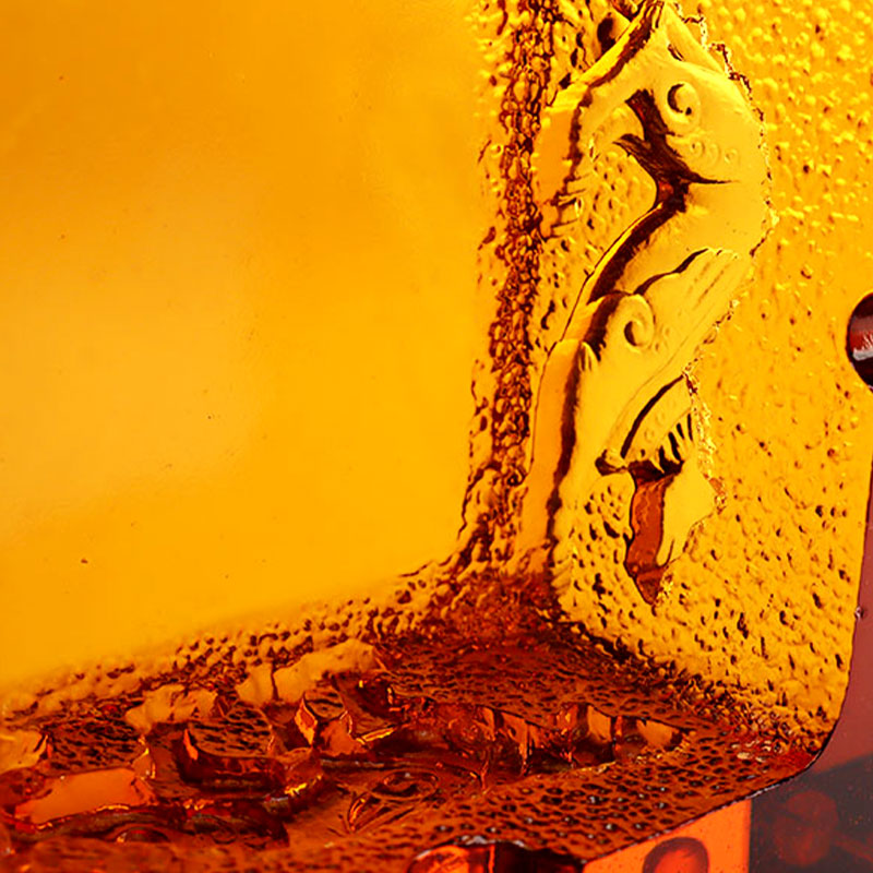 Červený sklenený popolník s nádhernými reliéfnymi vzormi zvieratiek