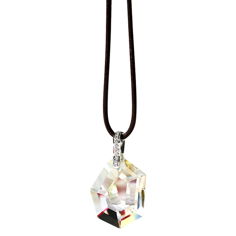 Náhrdelník striebornej farby so skleneným príveskom so vzorom