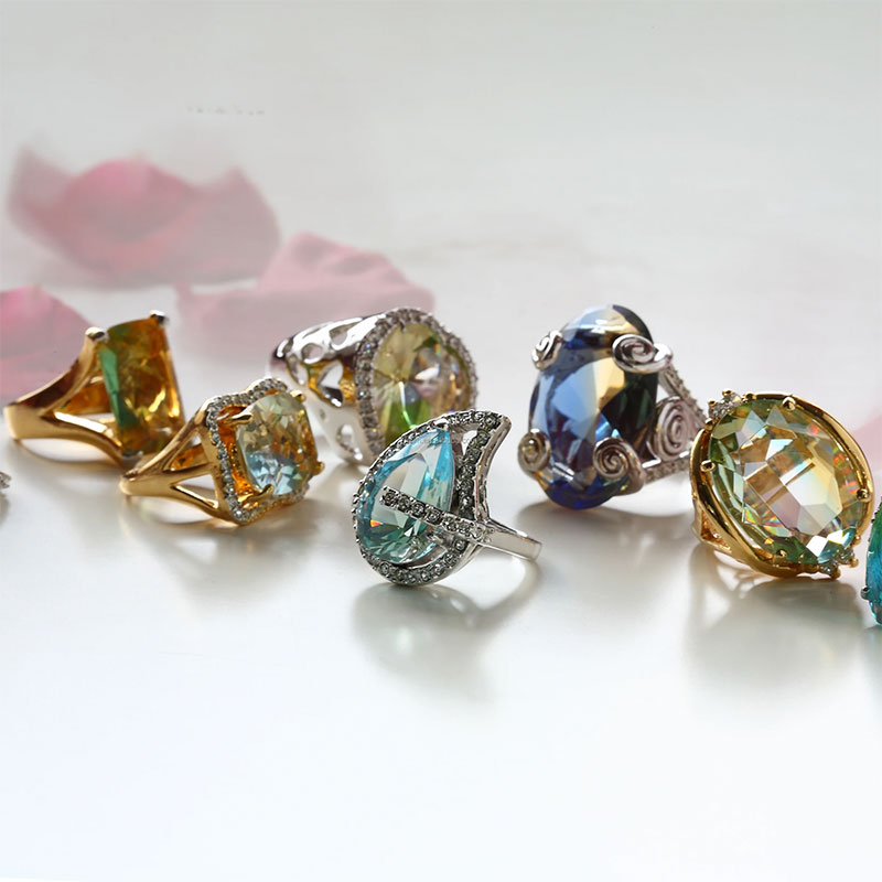 Prsteň s brúseným sklom v tvare slzy