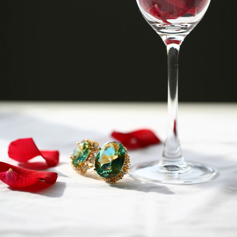 Zelené sklenené náušnice so zlatými náušníkmi