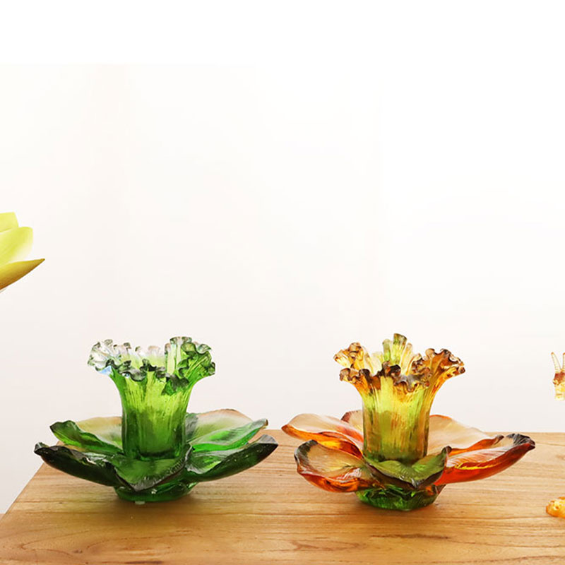 Sklenený svietnik v tvare okvetného lístka