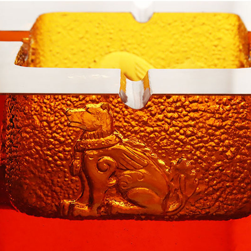 Červený sklenený popolník s nádhernými reliéfnymi vzormi zvieratiek