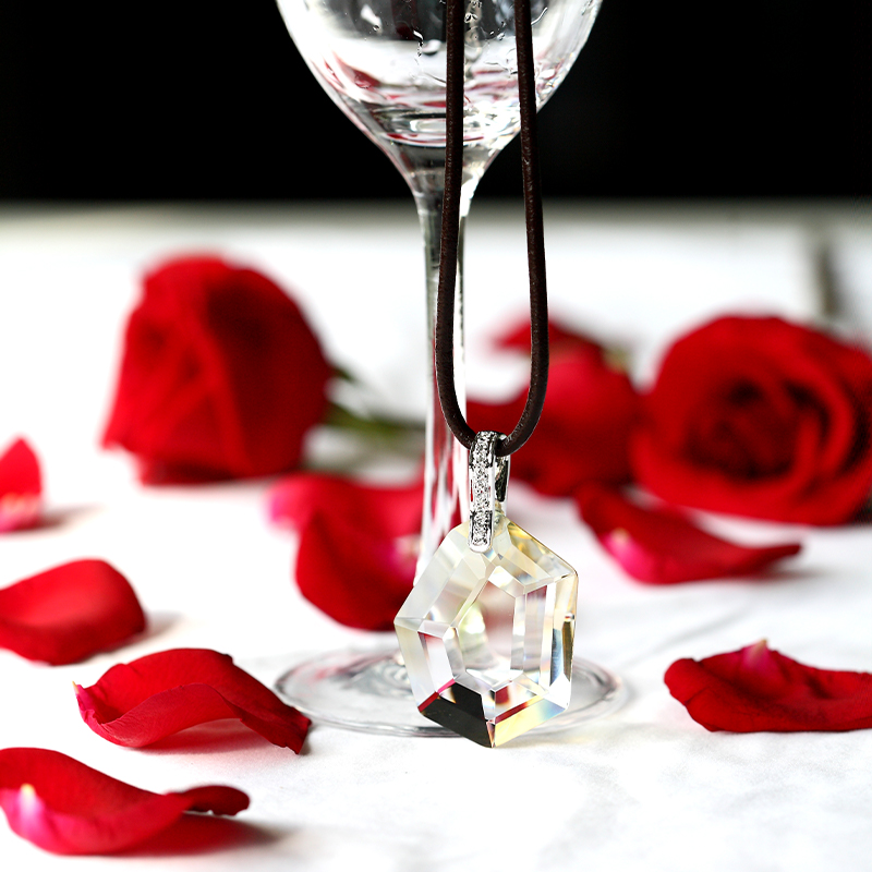 Náhrdelník striebornej farby so skleneným príveskom so vzorom