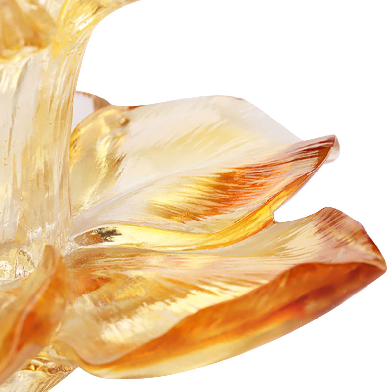 Sklenený svietnik v tvare okvetného lístka