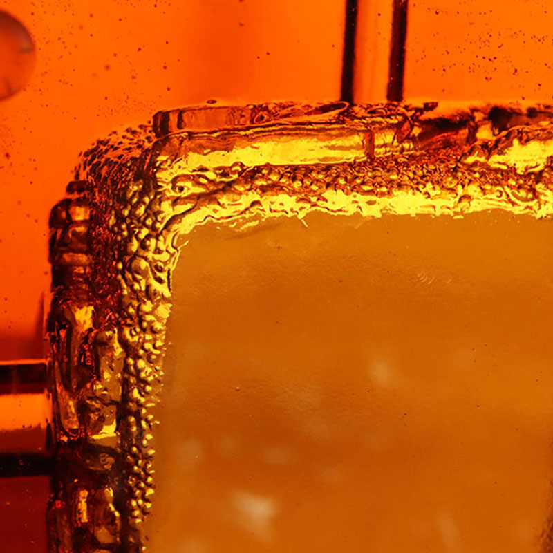 Červený sklenený popolník s nádhernými reliéfnymi vzormi zvieratiek