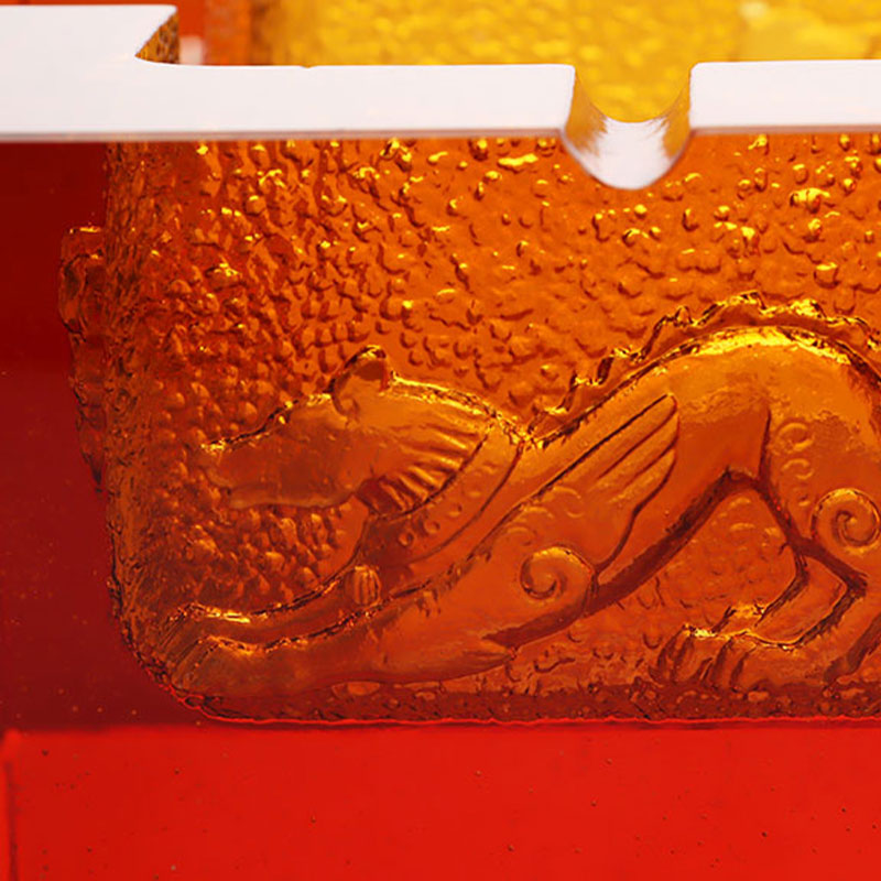 Červený sklenený popolník s nádhernými reliéfnymi vzormi zvieratiek