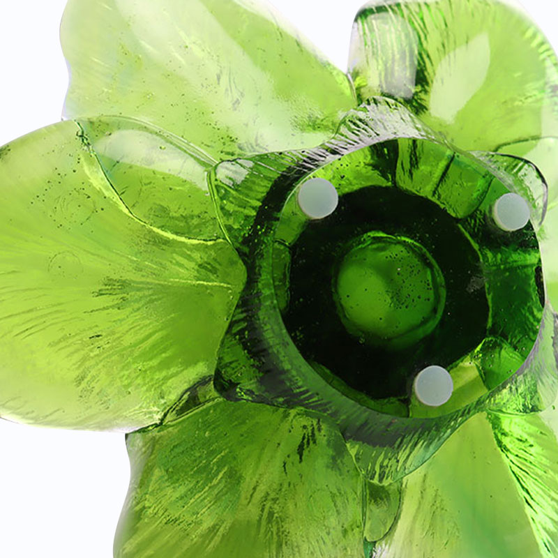 Sklenený svietnik v tvare okvetného lístka