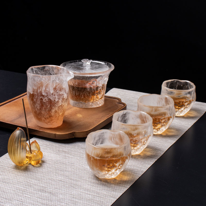 Súprava čírych čajových šálok s viečkami