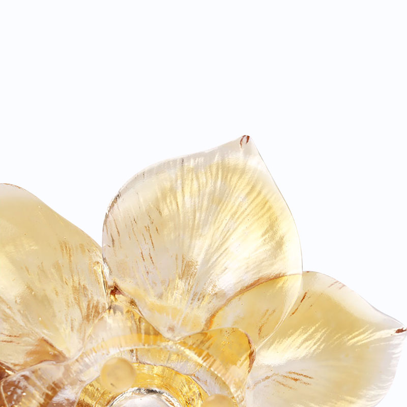 Sklenený svietnik v tvare okvetného lístka