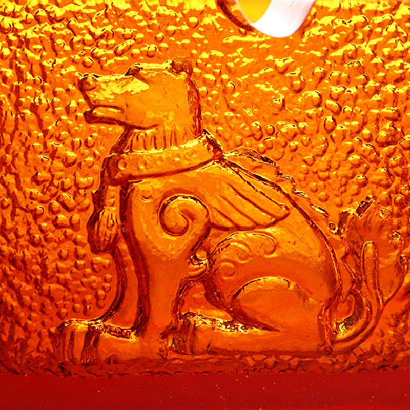 Červený sklenený popolník s nádhernými reliéfnymi vzormi zvieratiek