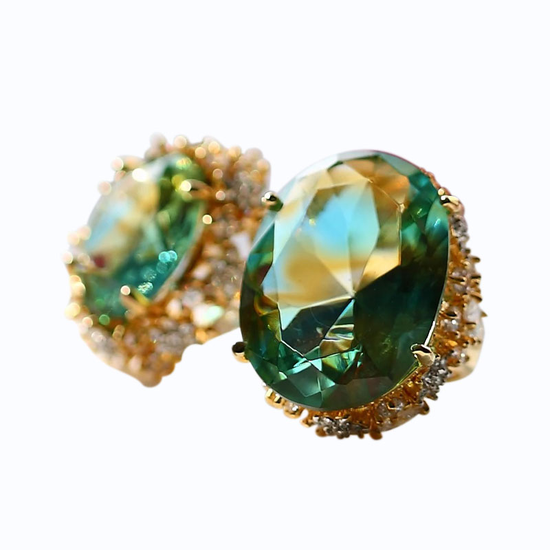 Zelené sklenené náušnice so zlatými náušníkmi
