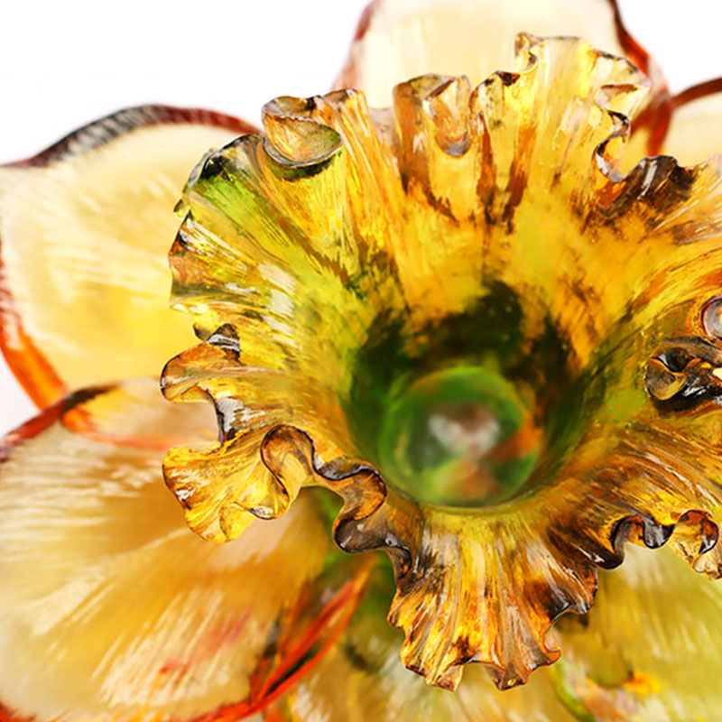 Sklenený svietnik v tvare okvetného lístka