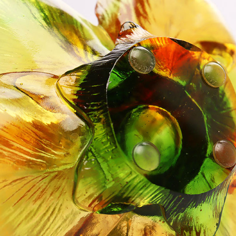 Sklenený svietnik v tvare okvetného lístka