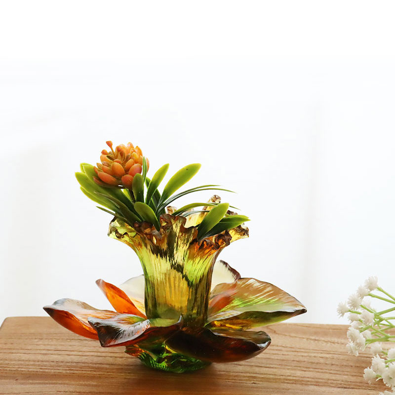 Sklenený svietnik v tvare okvetného lístka