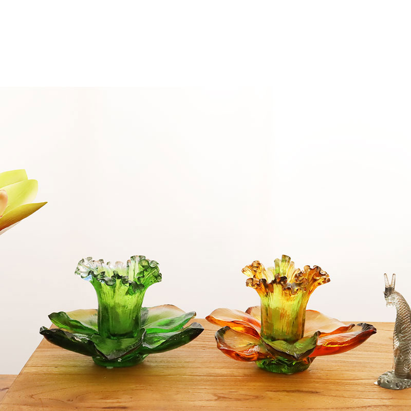 Sklenený svietnik v tvare okvetného lístka