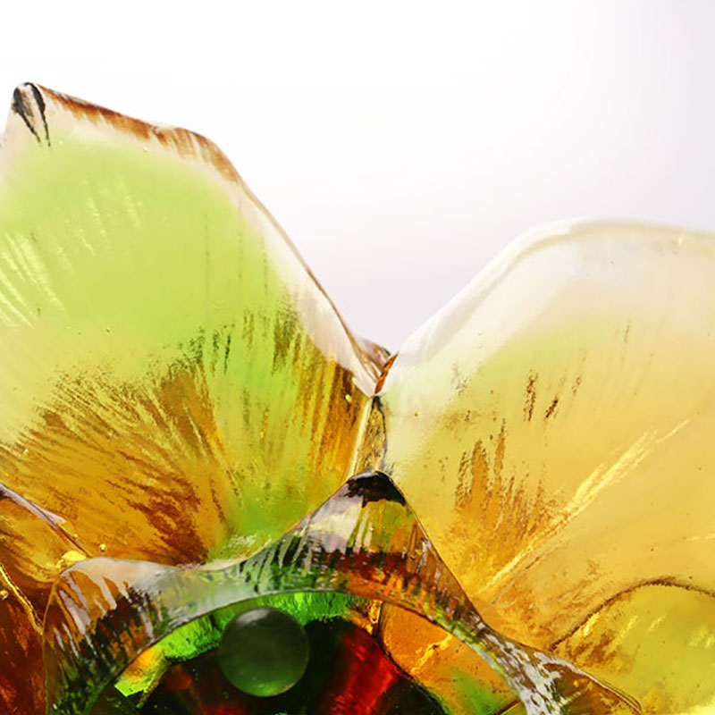 Sklenený svietnik v tvare okvetného lístka