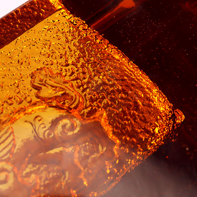 Červený sklenený popolník s nádhernými reliéfnymi vzormi zvieratiek