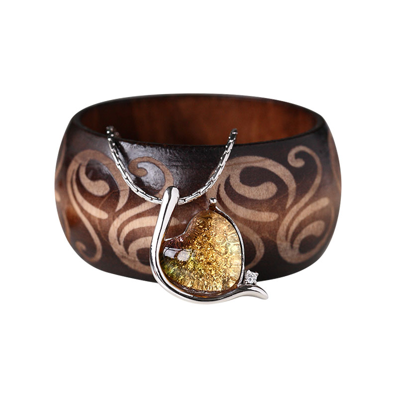 Elegantný náramok striebornej farby vykladaný skleneným príveskom