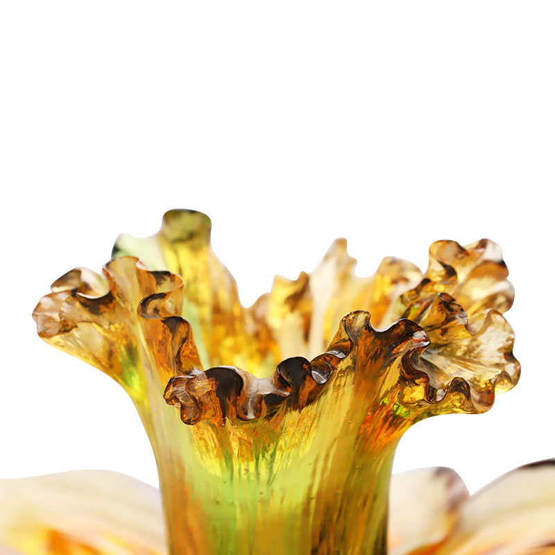 Sklenený svietnik v tvare okvetného lístka