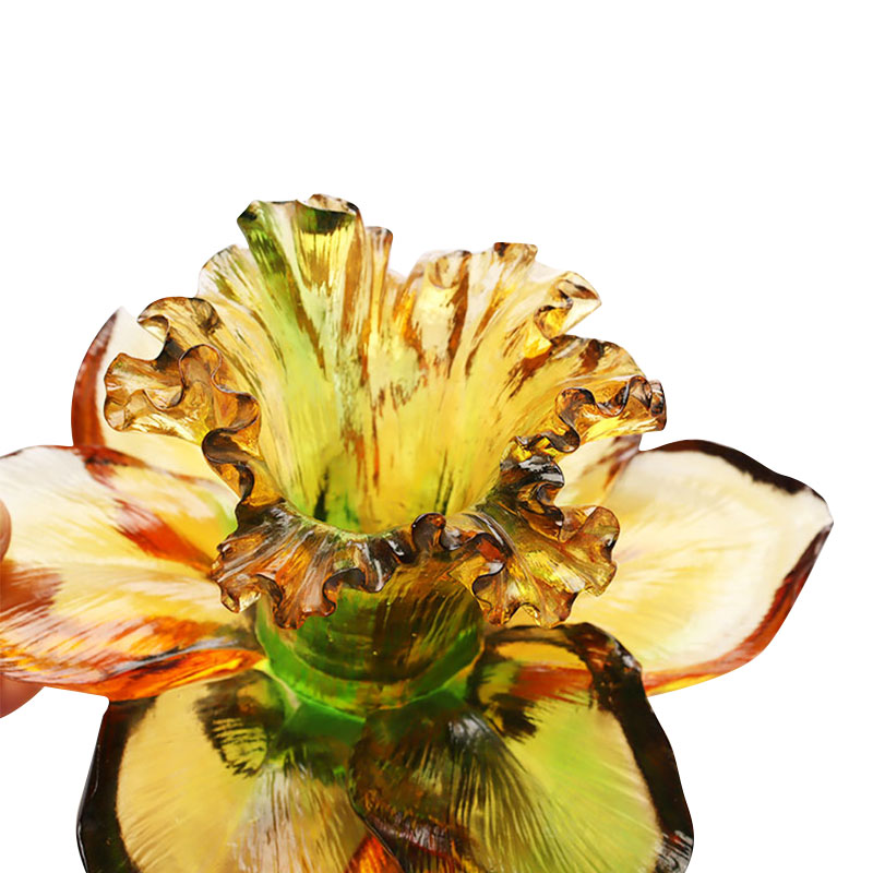 Sklenený svietnik v tvare okvetného lístka