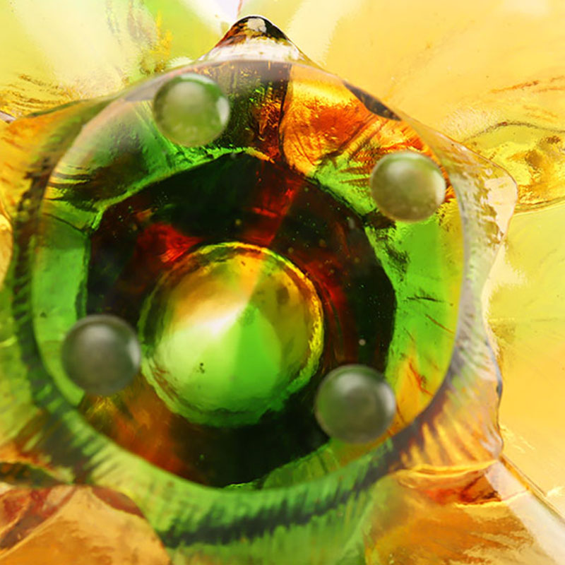 Sklenený svietnik v tvare okvetného lístka