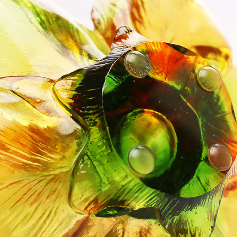 Sklenený svietnik v tvare okvetného lístka