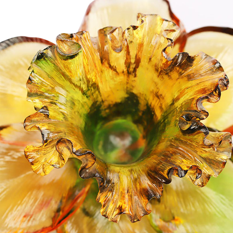 Sklenený svietnik v tvare okvetného lístka