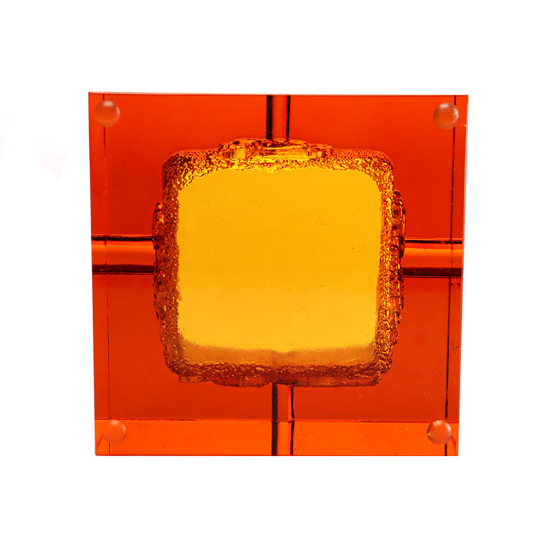 Červený sklenený popolník s nádhernými reliéfnymi vzormi zvieratiek