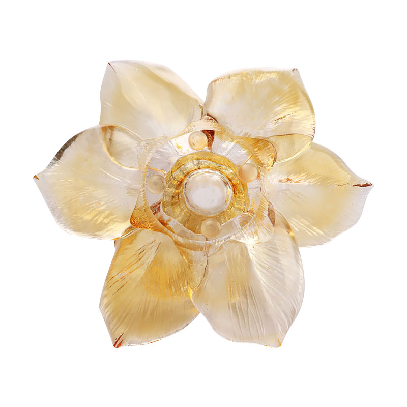 Sklenený svietnik v tvare okvetného lístka