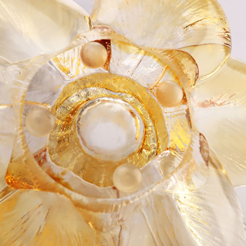 Sklenený svietnik v tvare okvetného lístka