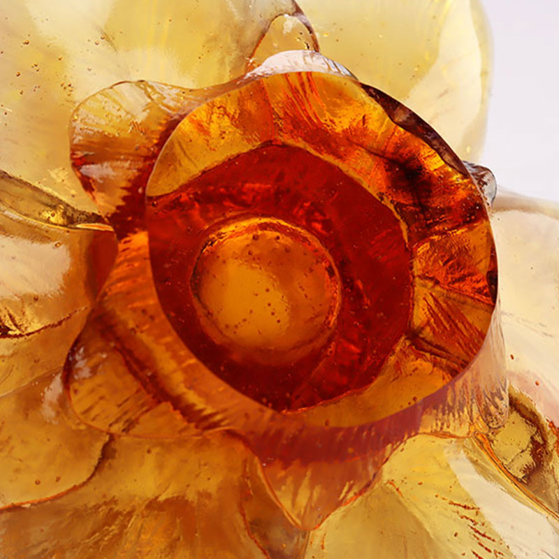 Sklenený svietnik v tvare okvetného lístka