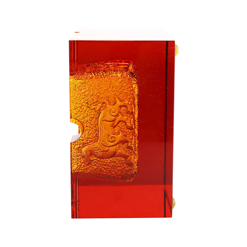 Červený sklenený popolník s nádhernými reliéfnymi vzormi zvieratiek