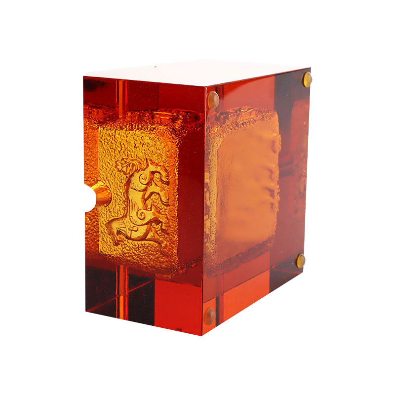 Červený sklenený popolník s nádhernými reliéfnymi vzormi zvieratiek