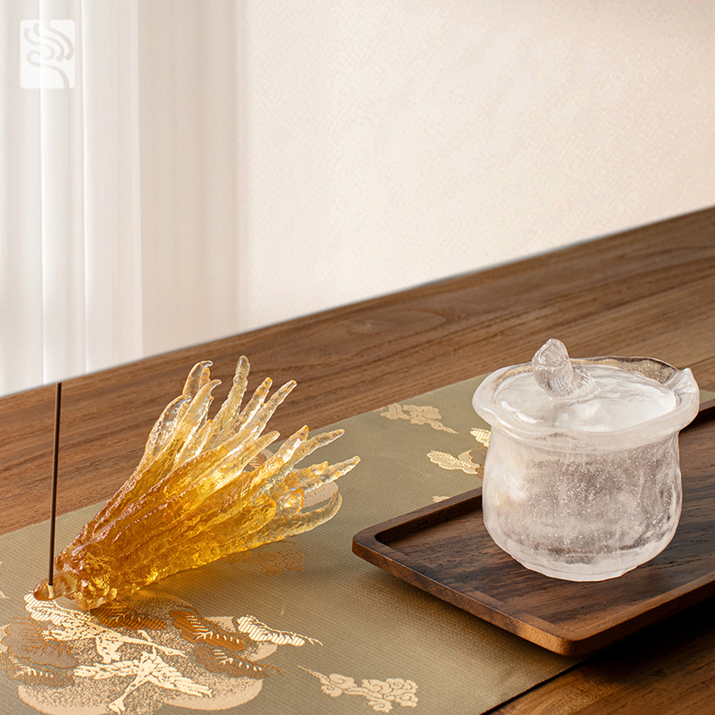 Ručne tvarovaný sklenený držiak na vonné tyčinky zlatej farby