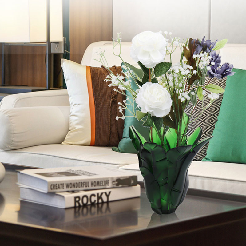 Bytová dekorácia Sklenená váza so zelenými banánovými listami