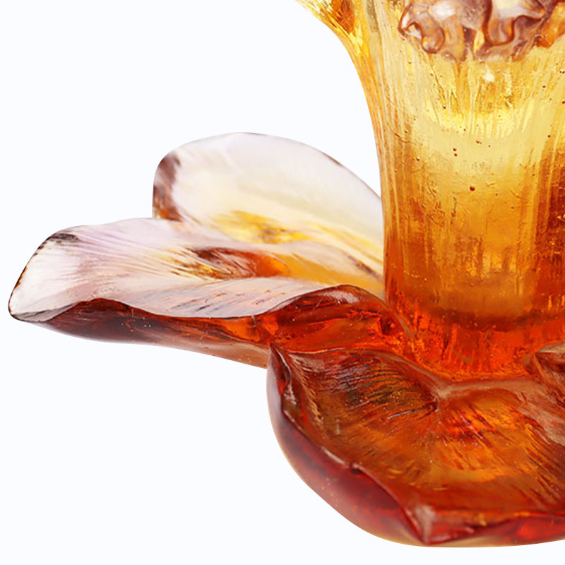 Sklenený svietnik v tvare okvetného lístka