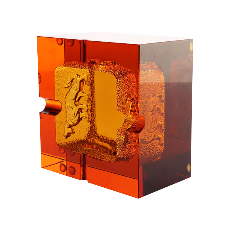 Červený sklenený popolník s nádhernými reliéfnymi vzormi zvieratiek