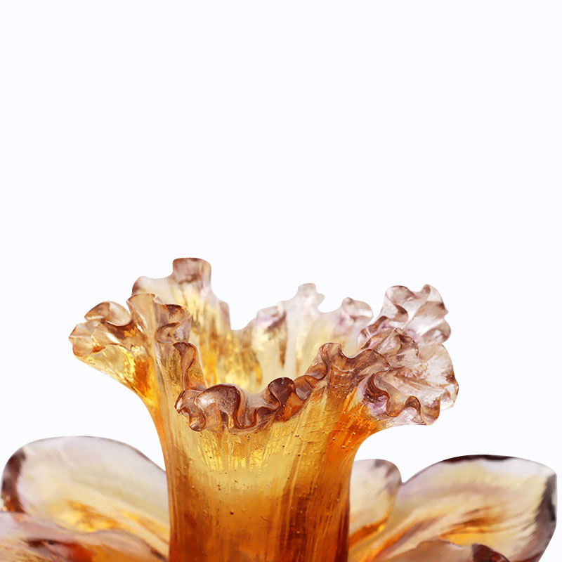 Sklenený svietnik v tvare okvetného lístka