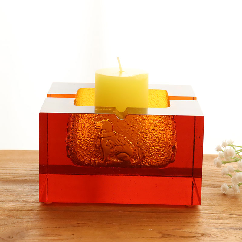 Červený sklenený popolník s nádhernými reliéfnymi vzormi zvieratiek