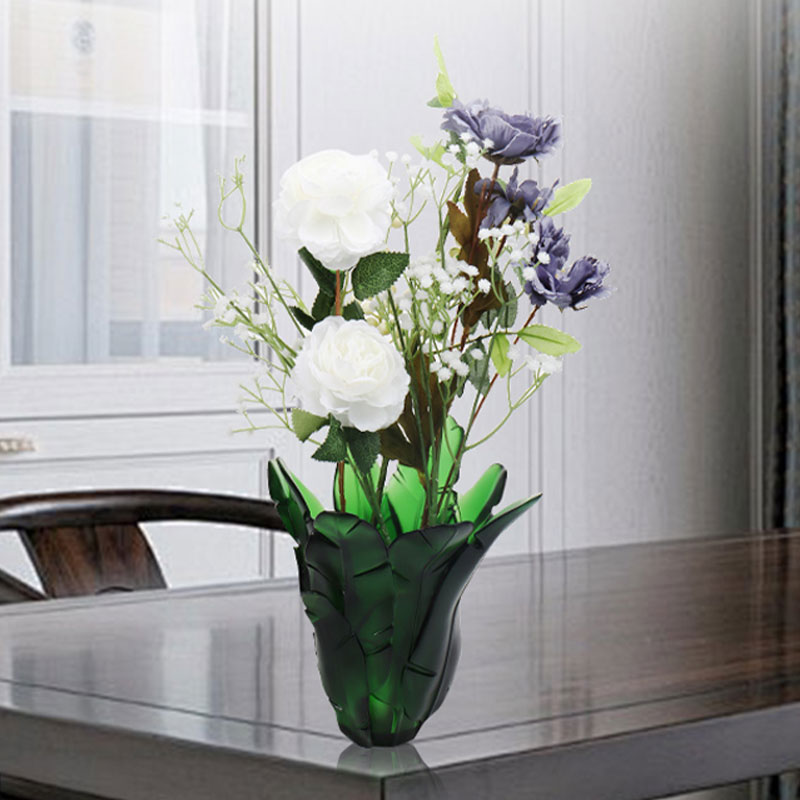 Bytová dekorácia Sklenená váza so zelenými banánovými listami