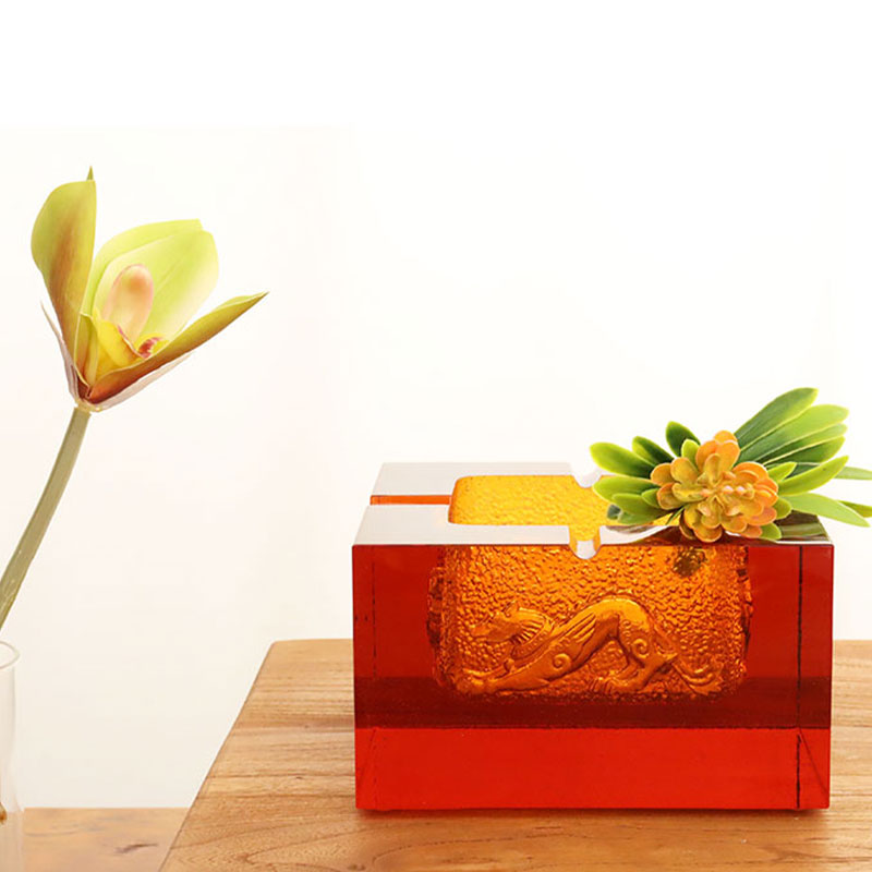 Červený sklenený popolník s nádhernými reliéfnymi vzormi zvieratiek