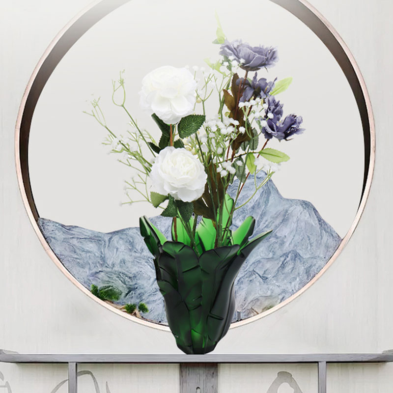 Bytová dekorácia Sklenená váza so zelenými banánovými listami