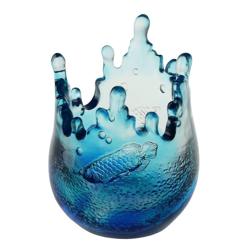 Modré sklenené ozdoby s vyrytým vzorom rýb