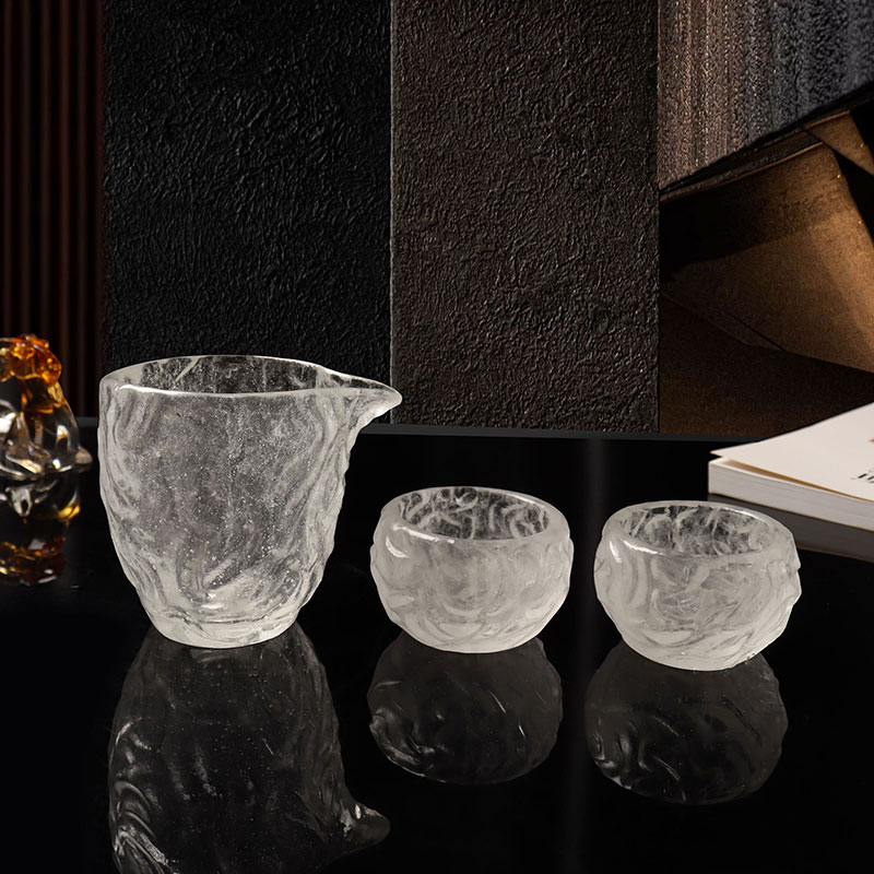 Súprava sklenených čajových šálok s bublinkovým vzorom na použitie v domácej kancelárii