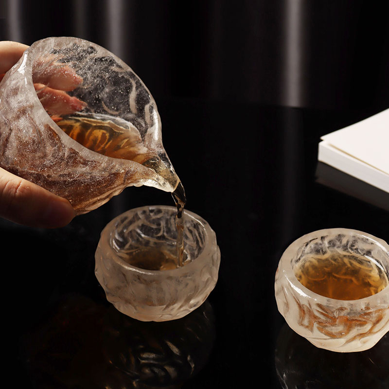 Súprava sklenených čajových šálok s bublinkovým vzorom na použitie v domácej kancelárii