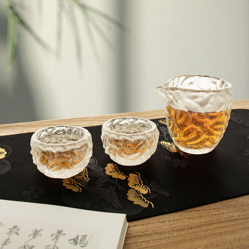 Súprava sklenených čajových šálok s bublinkovým vzorom na použitie v domácej kancelárii